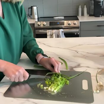 Eve using Katori cutting board